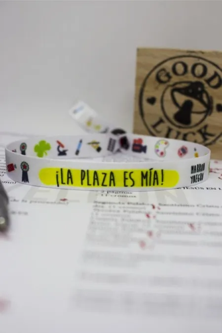 Producto: Pulsera oposiciones «La plaza es mía» - Marronynegro