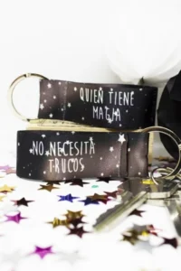 Producto: Llavero Quien tiene magia no necesita trucos - Marronynegro