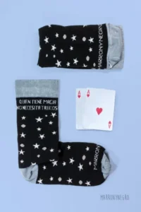 Producto: Calcetines «Quien tiene magia no necesita trucos» - Marronynegro
