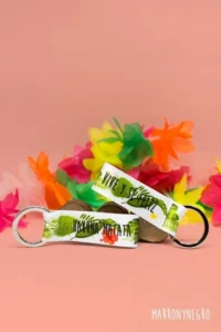 Producto: Llavero «Hakuna Matata – Vive y sé feliz» - Marronynegro