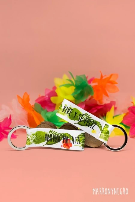 Producto: Llavero «Hakuna Matata – Vive y sé feliz» - Marronynegro