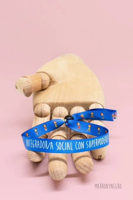 Producto: Pulsera Integrador/a social con superpoderes - Marronynegro