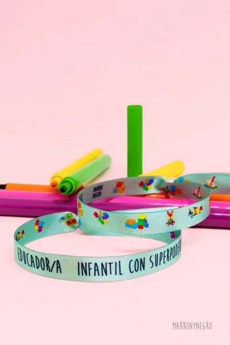 Producto: Pulsera Educador/a Infantil con superpoderes - Marronynegro