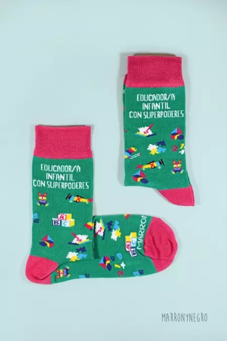Producto: Calcetines Educador/a Infantil con superpoderes - Marronynegro