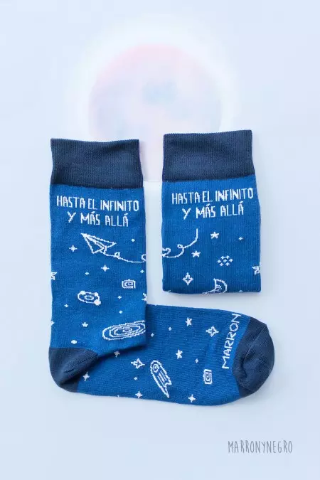 Producto: Calcetines Hasta El Infinito Y Más Allá - Marronynegro