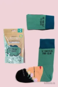 Producto: Calcetines Frida Kahlo – «Pies, para qué los quiero si tengo alas para volar» - Marronynegro