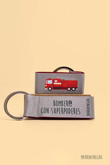 Producto: Llavero Bombero con superpoderes - Marronynegro