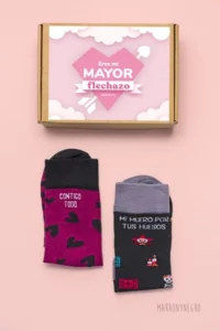 Producto: Pack 2 calcetines Contigo todo lo que con nadie nunca + Me muero por tus huesos - Marronynegro