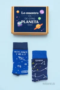 Producto: Pack 2 calcetines Hasta el infinito y más allá + Serendipia - Marronynegro