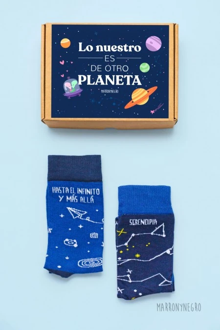 Producto: Pack 2 calcetines Hasta el infinito y más allá + Serendipia - Marronynegro