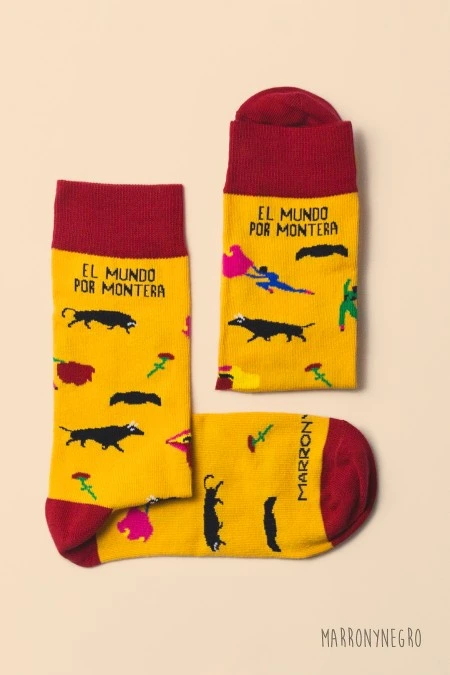 Producto: Calcetines «El mundo por montera» - Marronynegro