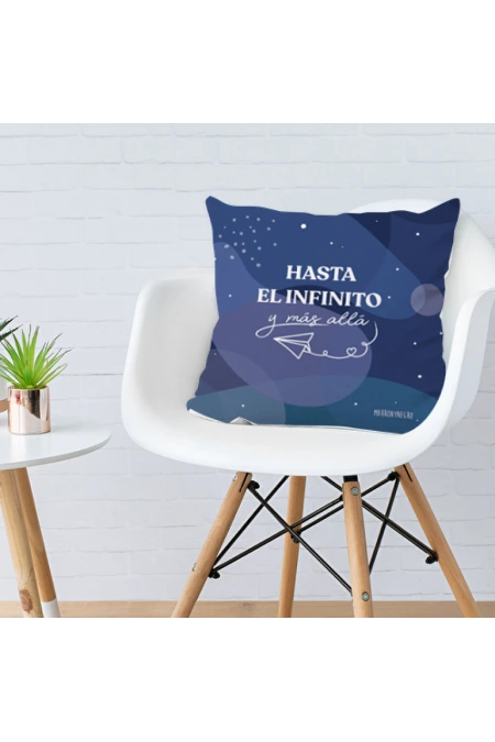 Producto: Cojín Reversible con relleno «Hasta el infinito y más allá» - Marronynegro