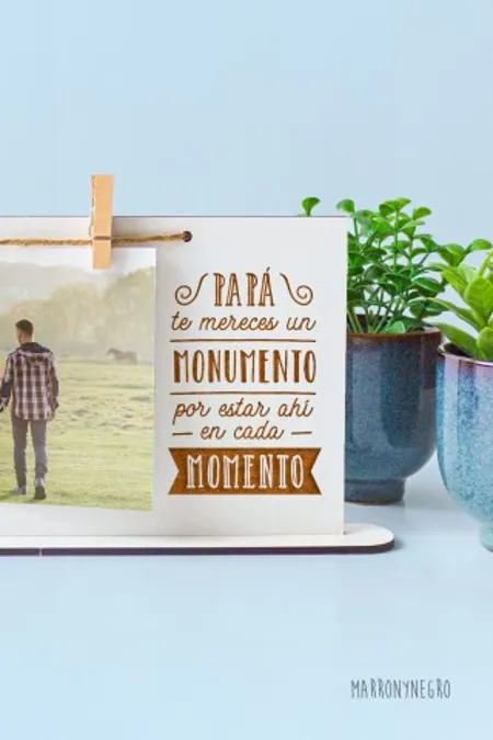 Producto: Portafotos Papá te mereces un monumento por estar ahí en cada momento - Marronynegro