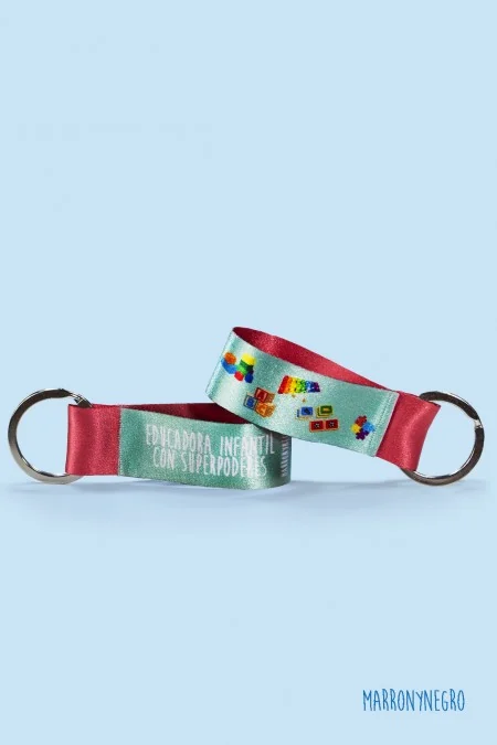 Producto: Llavero Educadora Infantil con superpoderes - Marronynegro