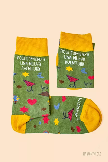 Producto: Calcetines Aquí comienza una nueva aventura - Marronynegro