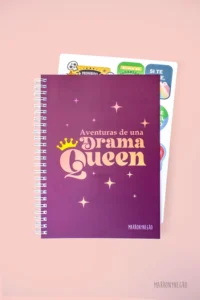 Producto: Cuaderno Aventuras de una Drama Queen + Pegatinas - Marronynegro