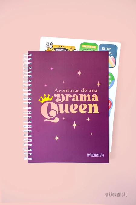 Producto: Cuaderno Aventuras de una Drama Queen + Pegatinas - Marronynegro