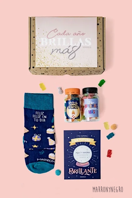 Producto: Pack cumpleaños Cada día brillas más con postal - Marronynegro