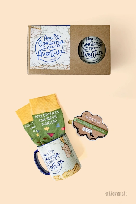 Producto: Pack taza Aquí comienza una nueva aventura - Marronynegro