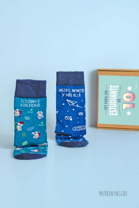 Producto: Pack 2 calcetines Estudiante Koalificado + Hasta El Infinito y Más Allá - Marronynegro