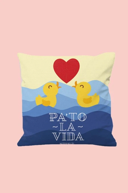 Producto: Cojín Reversible con relleno «Pa´To La Vida» - Marronynegro