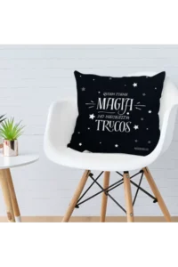Producto: Cojín reversible con relleno «Quien tiene magia no necesita trucos» - Marronynegro