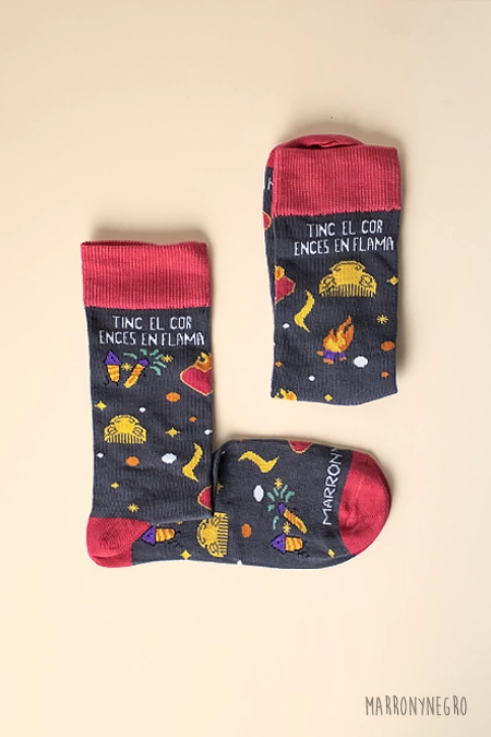 Producto: Calcetines Fallas “Tinc el cor ences en flama” - Marronynegro