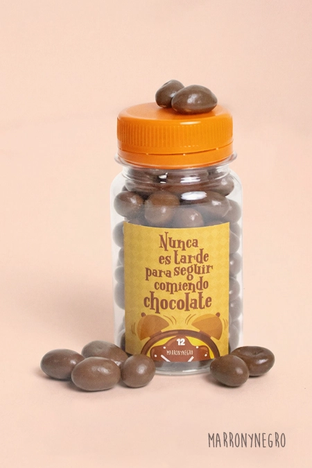 Producto: Pildorero Nunca es tarde para seguir comiendo Chocolate - Marronynegro