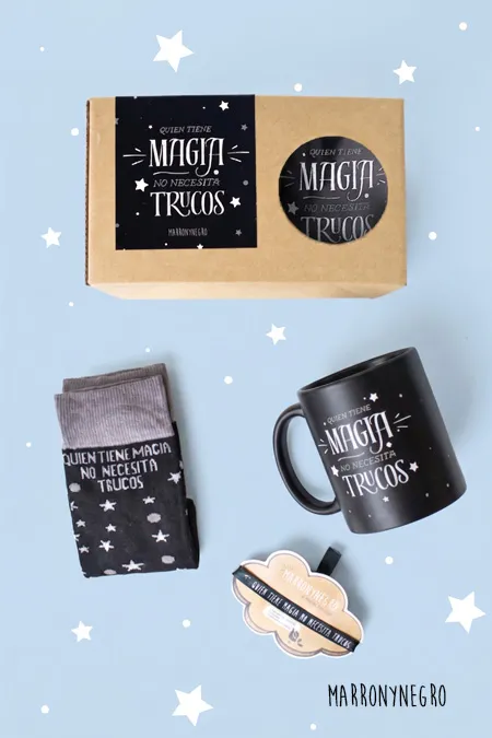 Producto: Pack Taza Quien Tiene Magia No Necesita Trucos - Marronynegro