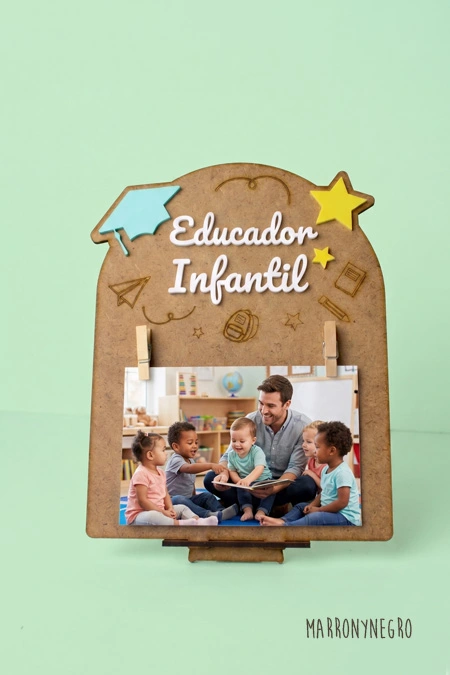 Producto: Portafotos Educador Infantil con superpoderes - Marronynegro