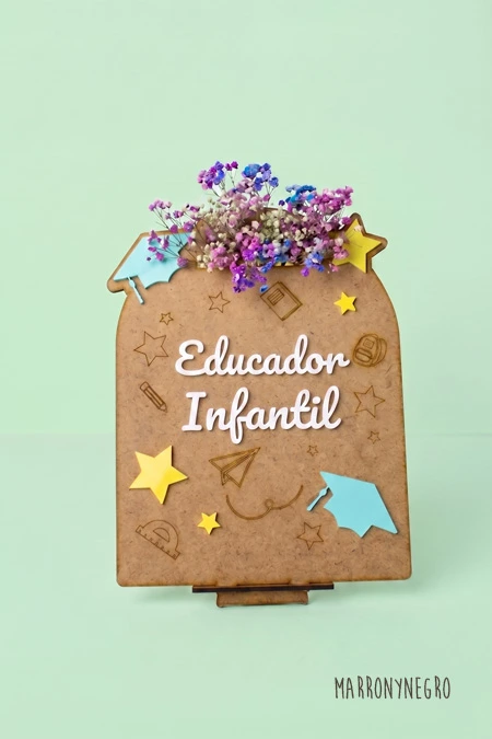 Producto: Recuerdo Clase Educador Infantil con superpoderes con Flores - Marronynegro