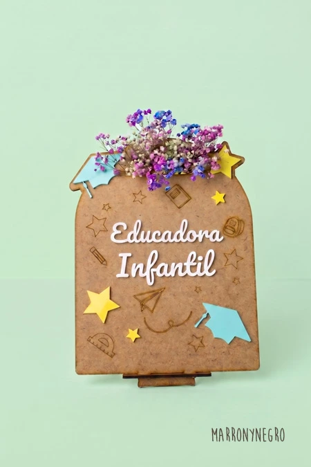 Producto: Recuerdo Clase Educadora Infantil con superpoderes con Flores - Marronynegro