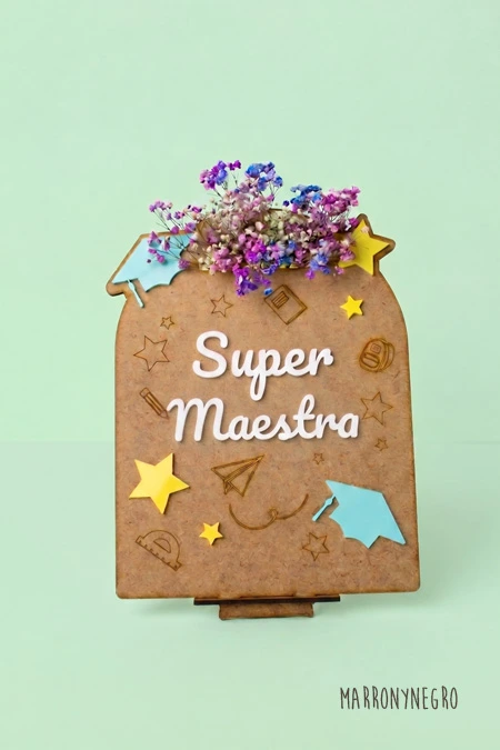 Producto: Recuerdo Clase Maestra con superpoderes con Flores - Marronynegro