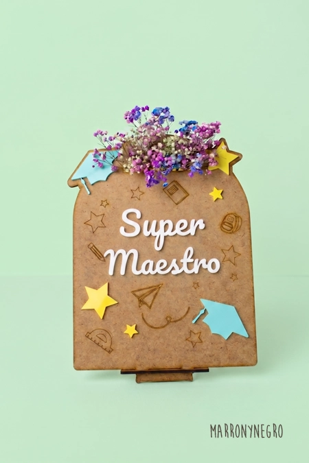 Producto: Recuerdo Clase Maestro con superpoderes con Flores - Marronynegro