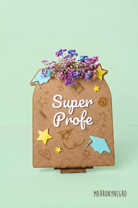 Producto: Recuerdo Clase Profe con superpoderes con Flores - Marronynegro