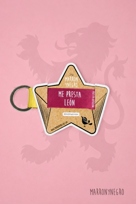 Producto: Llavero Me Presta León - Marronynegro