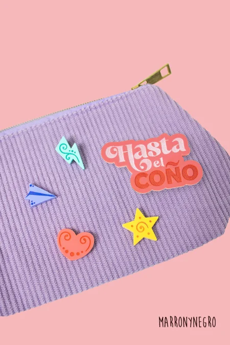 Producto: Estuche + Pins Hasta el Coño - Marronynegro