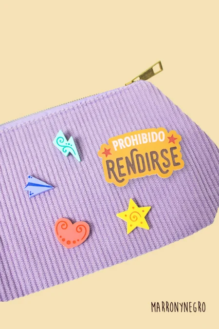 Producto: Estuche + Pins Prohibido Rendirse - Marronynegro